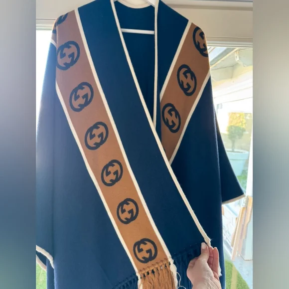 GUCCI Reversible Interlocking GG Cape - Picture 5 of 8